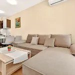 Danili нов двустаен с басейн и паркомясто в гр