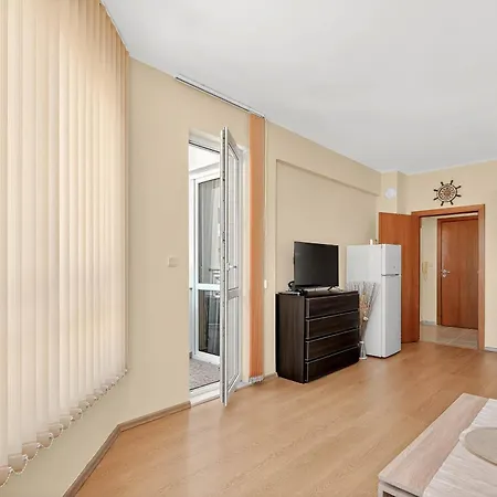 Danili нов двустаен с басейн и паркомясто в гр Apartmán